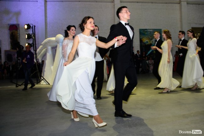 Вишукані наряди і граційні танці: у Луцьку відбулася головна світська подія весни. ФОТО