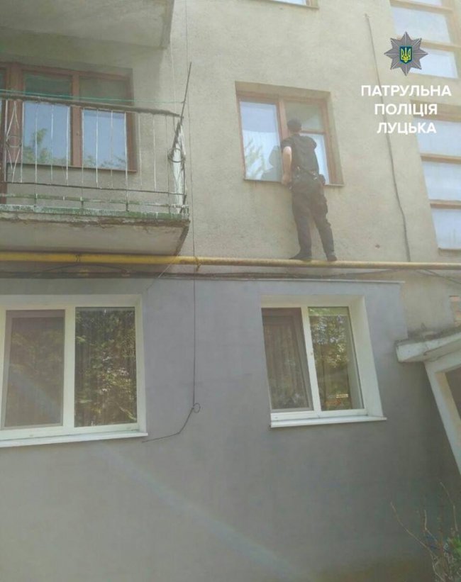 Патрульний пробрався до оселі через вікно і врятував життя