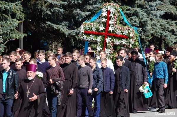 9 травня у Луцьку: квіти, сльози та молитви. ФОТО