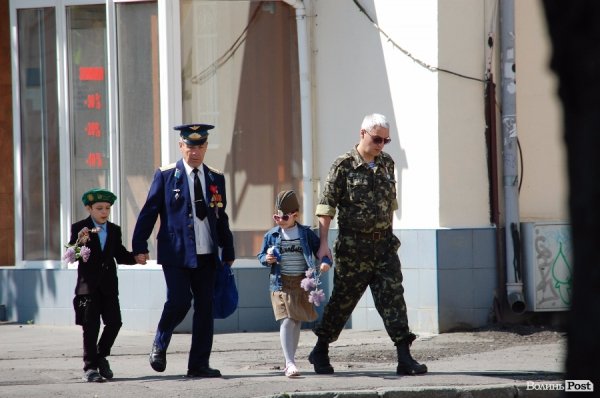 9 травня у Луцьку: квіти, сльози та молитви. ФОТО
