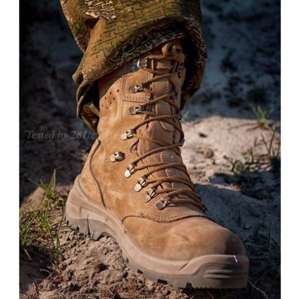 На конвеєр поставили нові берці для української армії. ФОТО