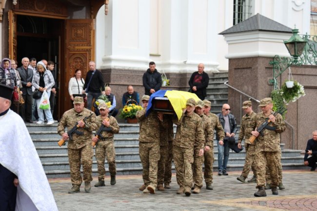 Луцька громада попрощалася з Героєм Михайлом Слутяком