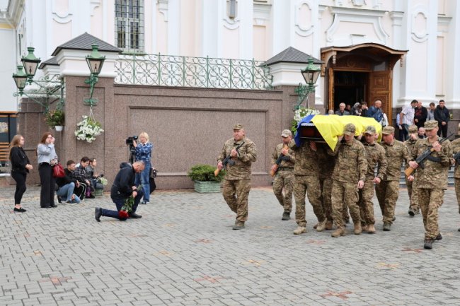 Луцька громада попрощалася з Героєм Михайлом Слутяком