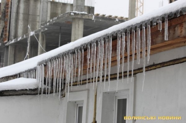 Сказали, хто відповідає за бурульки в Луцьку