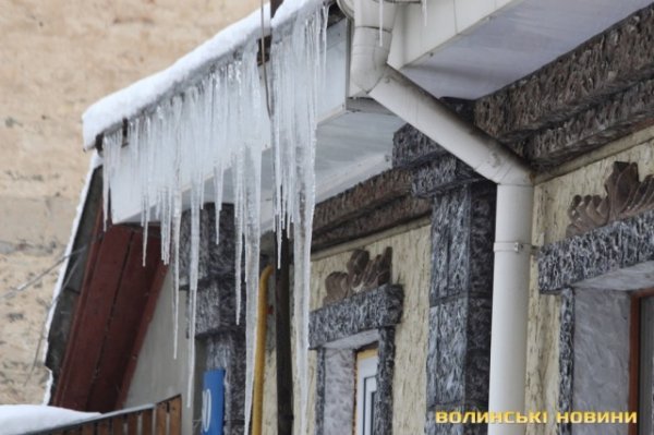 Сказали, хто відповідає за бурульки в Луцьку