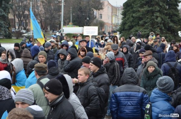 Люди збираються для участі в ході і пікеах