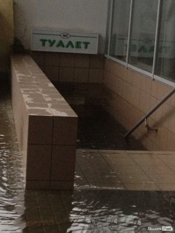 Через зливу у Луцьку люди «застрягли» у туалеті торгового центру, – очевидці. ФОТО