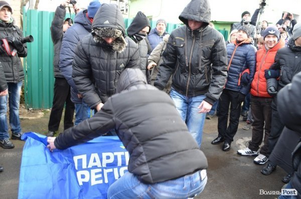 У Луцьку спалили «труну Партії регіонів». ФОТО. ВІДЕО