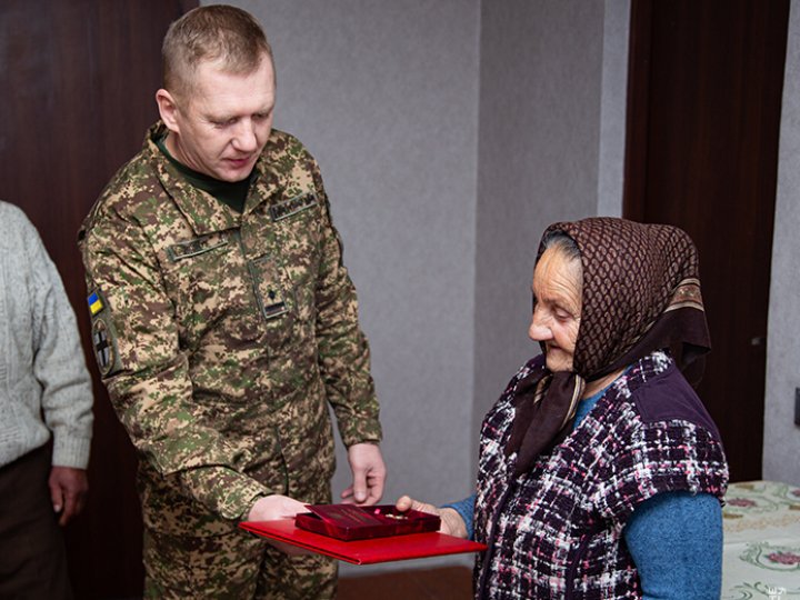 Сім'ям шістьох полеглих на війні нацгвардійців передали держнагороди