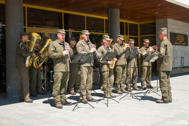 У центрі Луцька діти «стріляли» зі зброї та кермували поліцейськими авто. ФОТО