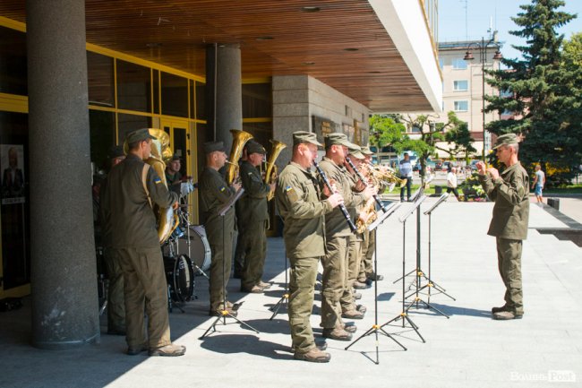 У центрі Луцька діти «стріляли» зі зброї та кермували поліцейськими авто. ФОТО