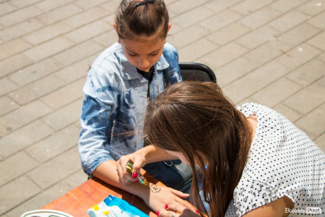 У центрі Луцька діти «стріляли» зі зброї та кермували поліцейськими авто. ФОТО