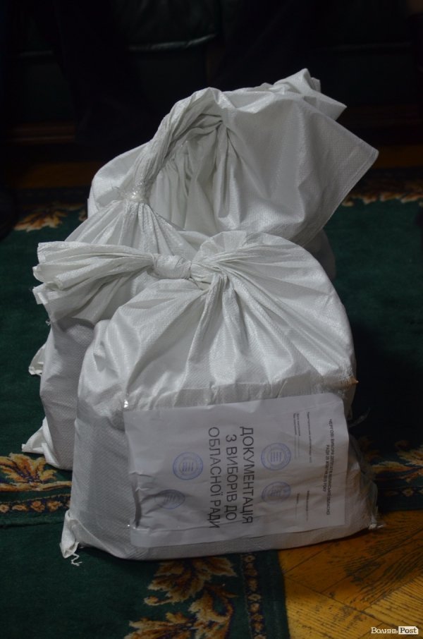 У Луцькраді сформувалась черга з членів ДВК.ФОТО