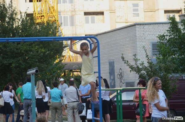 Акробати та гімнасти відкрили спортивний майданчик у Луцьку. ФОТО