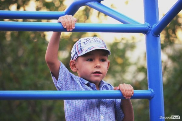 Акробати та гімнасти відкрили спортивний майданчик у Луцьку. ФОТО