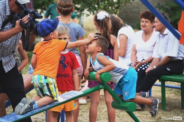Акробати та гімнасти відкрили спортивний майданчик у Луцьку. ФОТО
