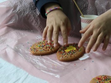 У Луцьку онкохворі діти розмальовували печиво.  ФОТО