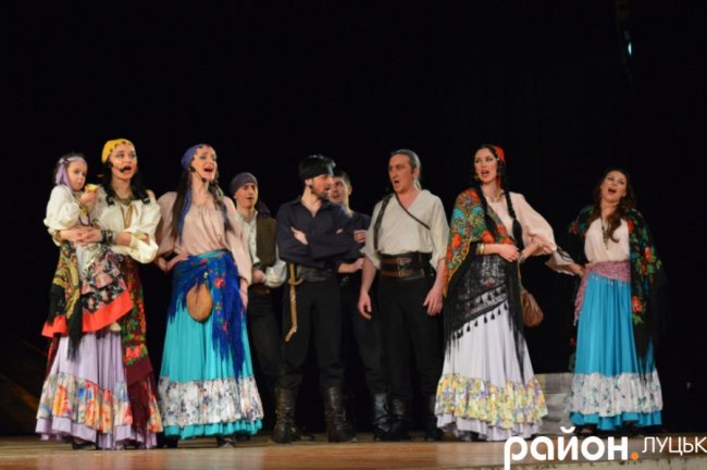 Луцьким пенсіонерам безкоштовно показали виставу «Циганка Аза». ФОТО