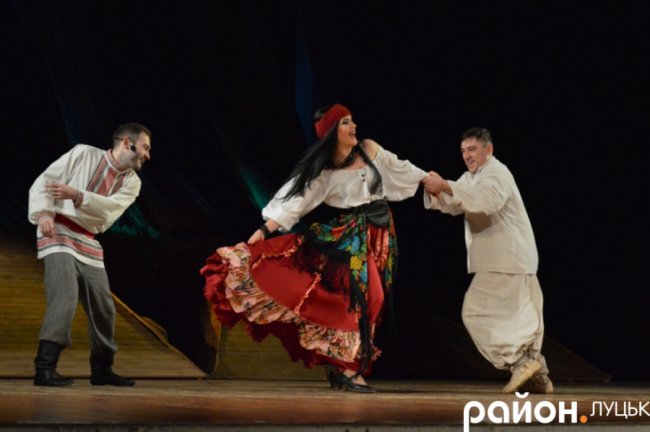 Луцьким пенсіонерам безкоштовно показали виставу «Циганка Аза». ФОТО