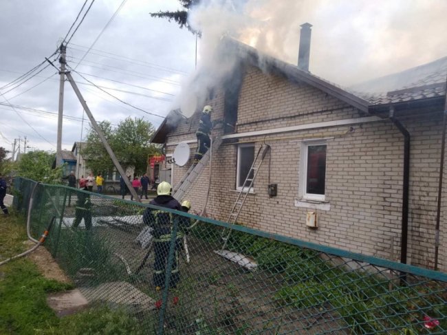Масштабну пожежу в багатоквартирному будинку у Рожищі вже локалізували. ФОТО