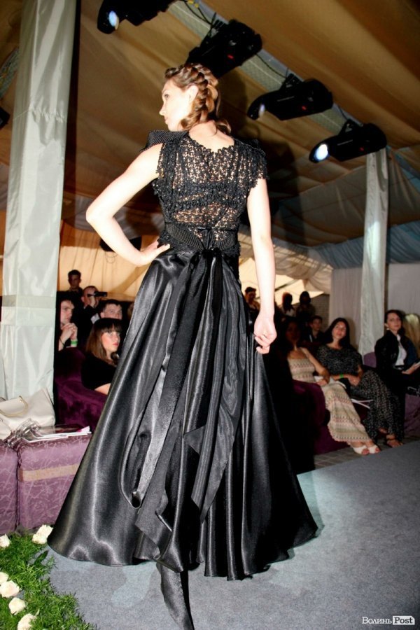 Довгоногі красуні, купальники, сукні: День моди в Луцьку. ФОТО