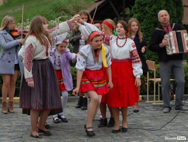 У Луцьку хотіли скласти найдовший рушник, але не змогли. ФОТО 