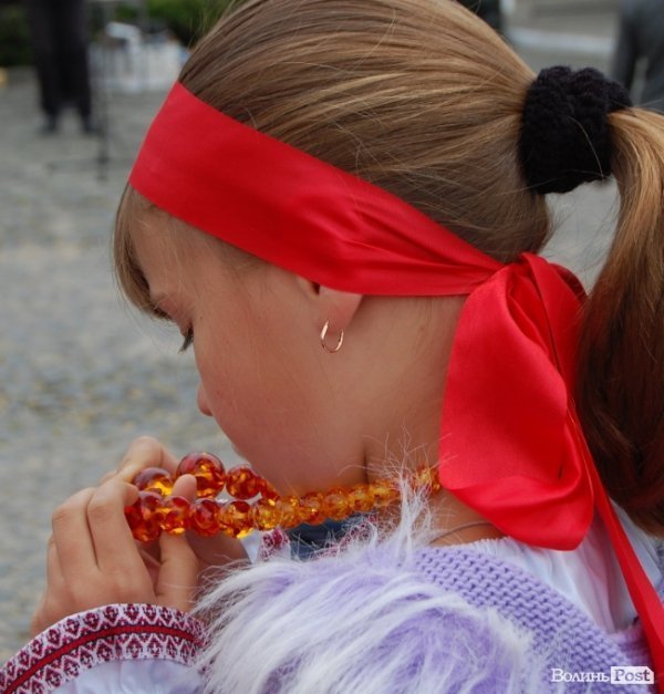 У Луцьку хотіли скласти найдовший рушник, але не змогли. ФОТО 