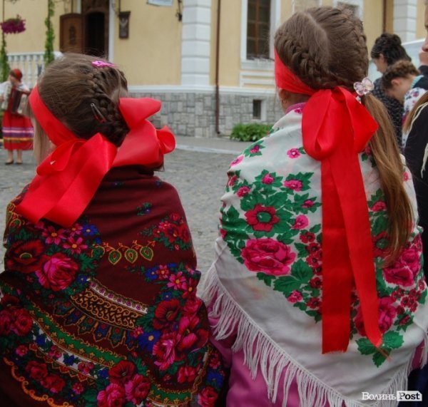 У Луцьку хотіли скласти найдовший рушник, але не змогли. ФОТО 