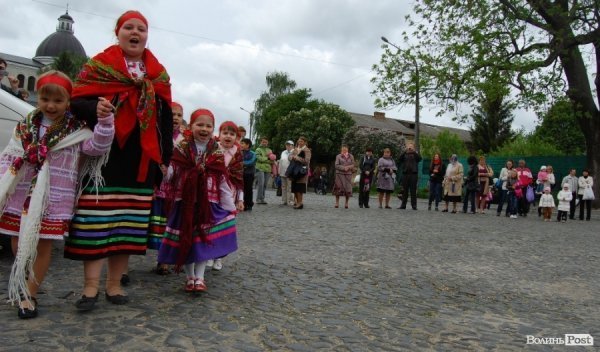 У Луцьку хотіли скласти найдовший рушник, але не змогли. ФОТО 