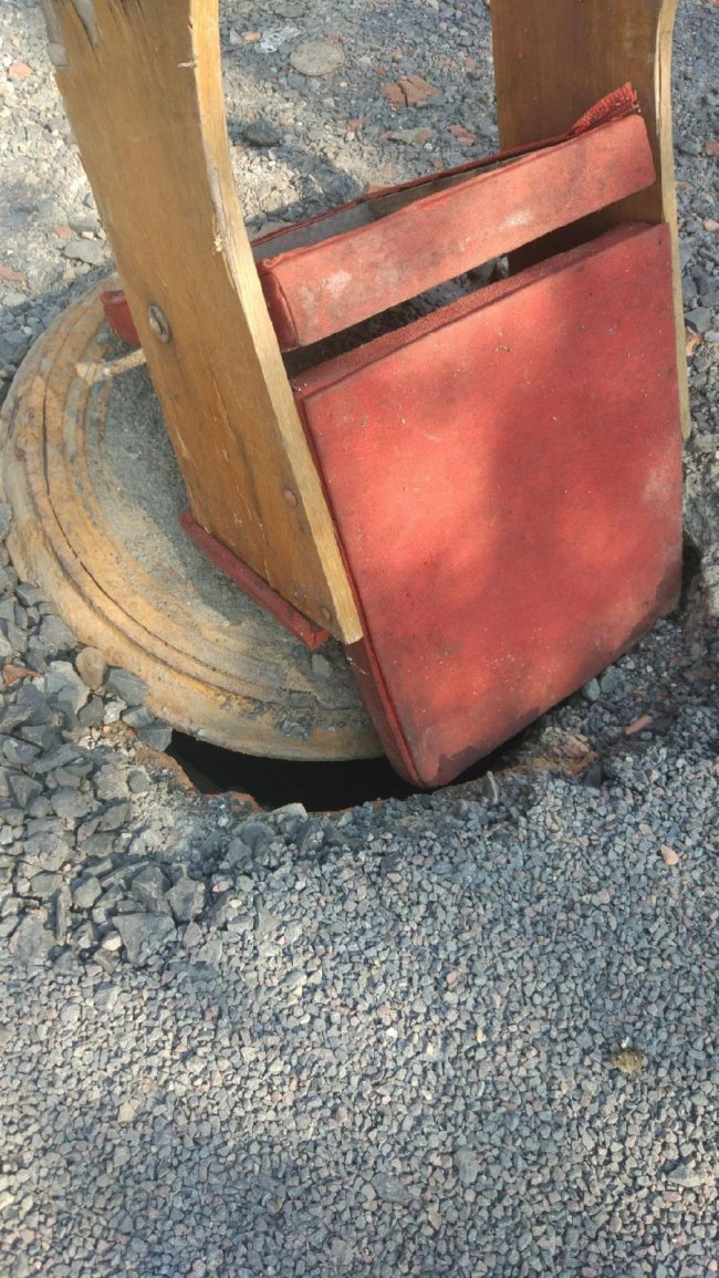 «Таке враження, що чим гірше, тим краще», – лучанин про незакріплений каналізаційний люк. ФОТО