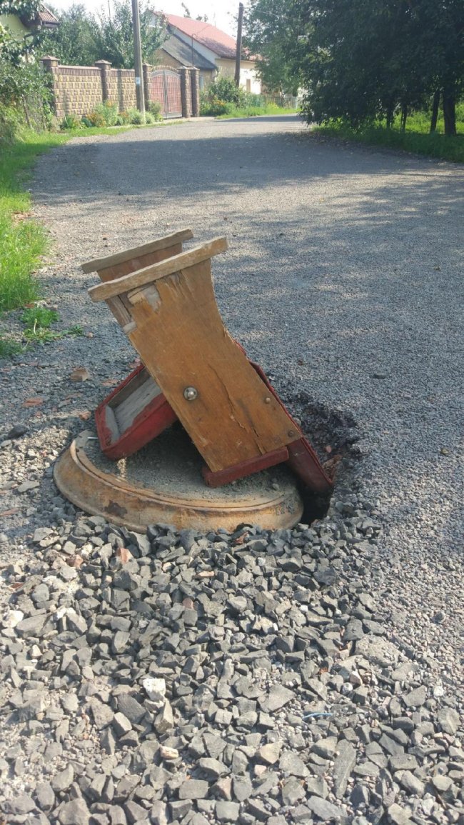 «Таке враження, що чим гірше, тим краще», – лучанин про незакріплений каналізаційний люк. ФОТО