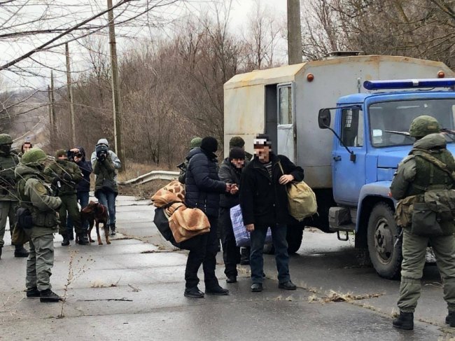 Бойовики терористичної «ЛНР» передали Україні 42 ув’язнених. ФОТО