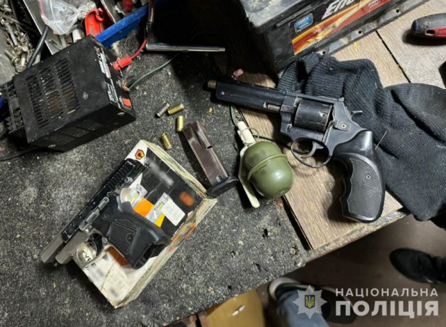 У 39-річного волинянина вдома знайшли два пістолети та боєприпаси