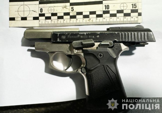 У 39-річного волинянина вдома знайшли два пістолети та боєприпаси