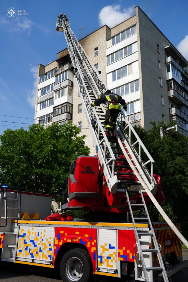 У Луцьку горіла квартира в багатоповерхівці. ФОТО, ВІДЕО