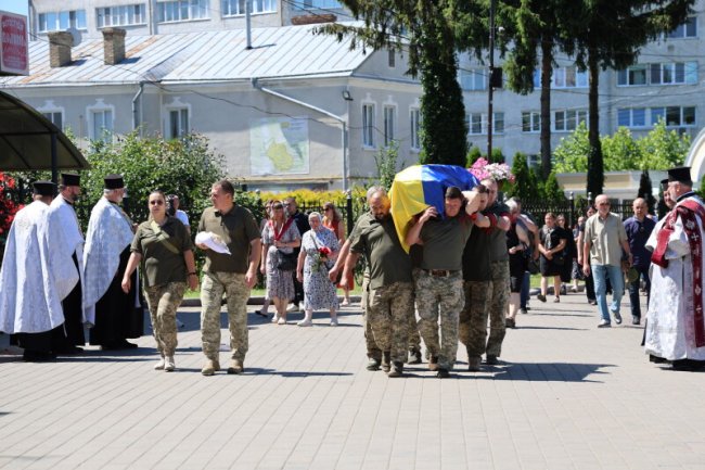 Болюча втрата: у Луцьку попрощалися з Героєм Ігорем Корольчуком