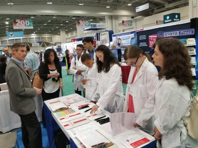 Учасники під час відвідування виставок конференції