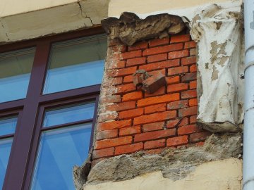 Деякі луцькі будинки «тріщать по швах»