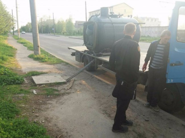 У Луцьку серед вулиці зливали нечистоти з біотуалетів