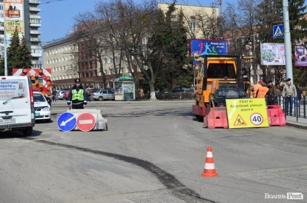 Біля луцького ЦУМу перекрили дорогу. ФОТО
