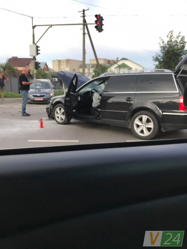 У Луцьку на перехресті зіткнулись два легковики. ВІДЕО