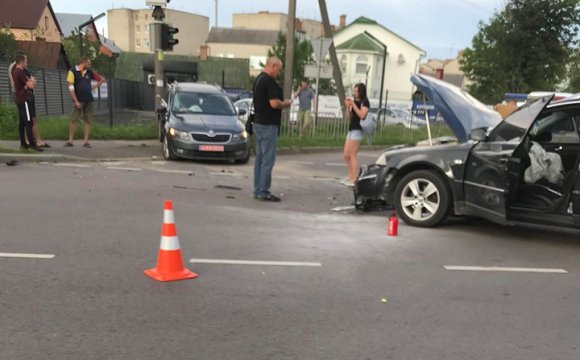 У Луцьку на перехресті зіткнулись два легковики. ВІДЕО
