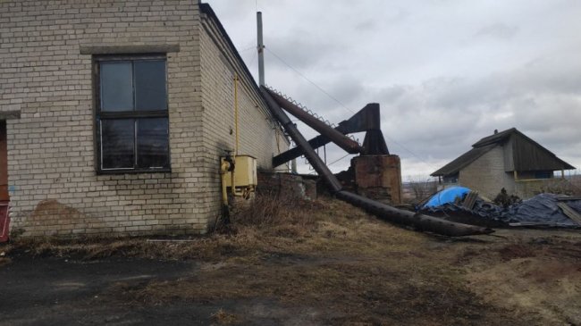 В селі на Волині вітер звалив димар шкільної котельні. ФОТО