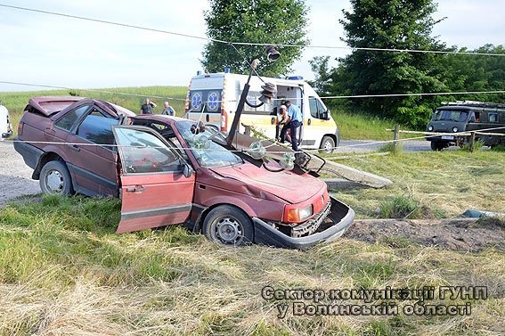 ДТП на Волині: п'яний водій врізався в електроопору. ФОТО