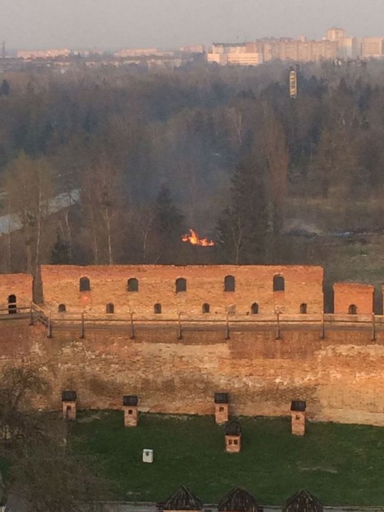 Активісти загасили пожежу під мурами Луцького замку