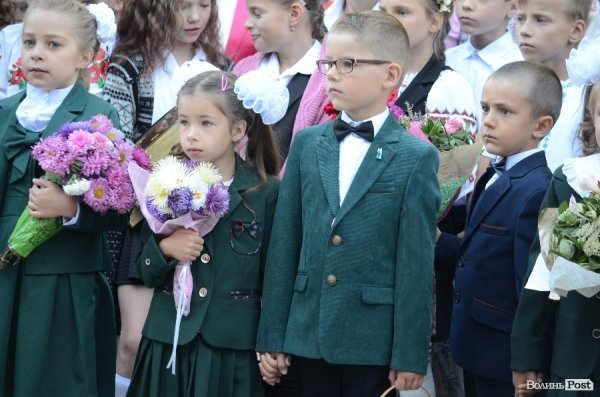 Перший дзвоник у луцьких школах. ФОТОРЕПОРТАЖ