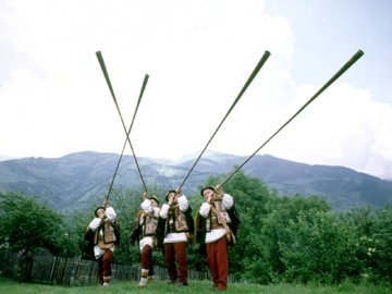 Закарпатець змайстрував трембіту із водопровідних труб