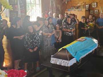 Син боронить країну: на Волині поховали загиблого на війні батька чотирьох дітей  
