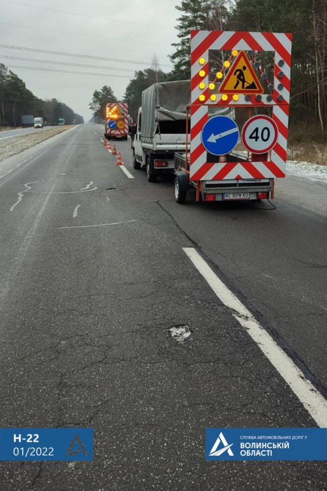 Волинські дорожники взялися латати ями. ФОТО