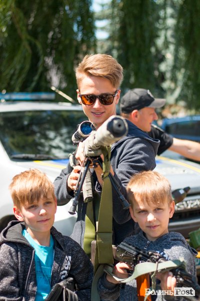 У центрі Луцька діти «стріляли» зі зброї та кермували поліцейськими авто. ФОТО